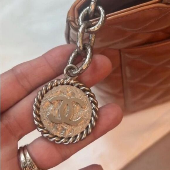 AUTH *Chanel* 🌟OLD MONEY🌟Camel Medallion Patent Leather Classic Tote HandBag Y2K - Picture 6 of 15